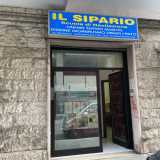 Il Sipario si trova in un palazzo al civico 24 di via Capaldi, tra i quartieri Carrassi e San Pasquale. Superato l�ingresso segnalato da una grande insegna azzurra...